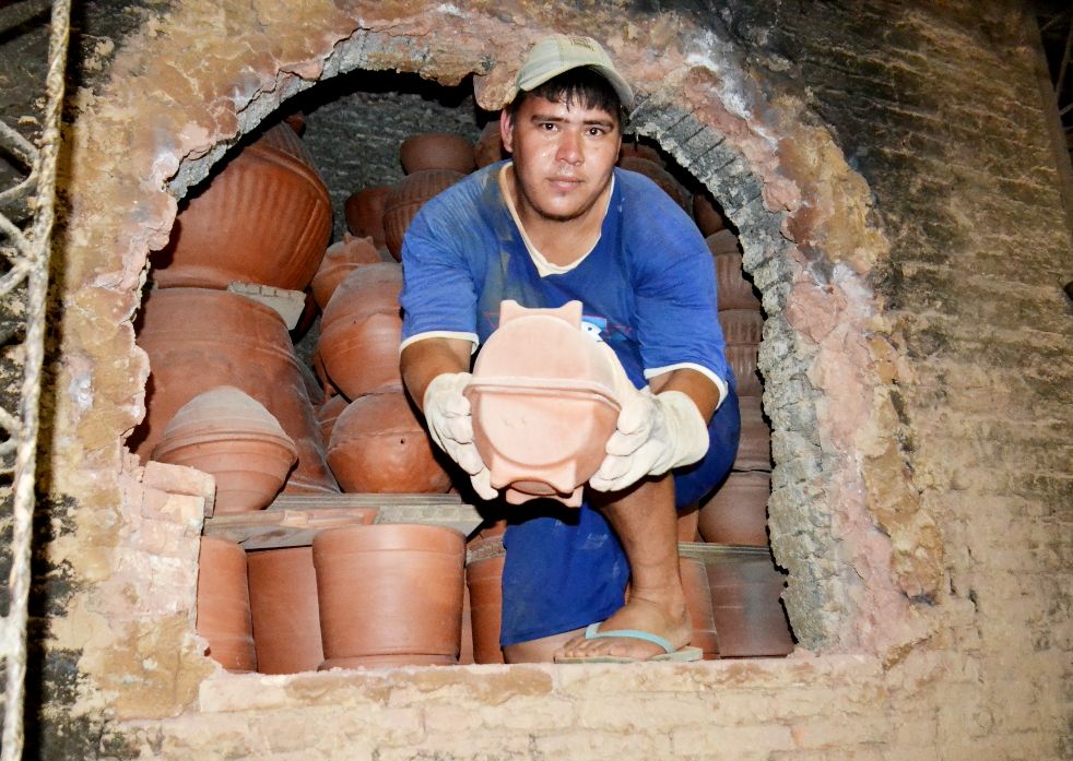 Cuatro décadas moldeando el barro - Interior - ABC Color
