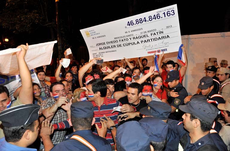 Protesta frente a Mburuvicha Róga Nacionales ABC Color