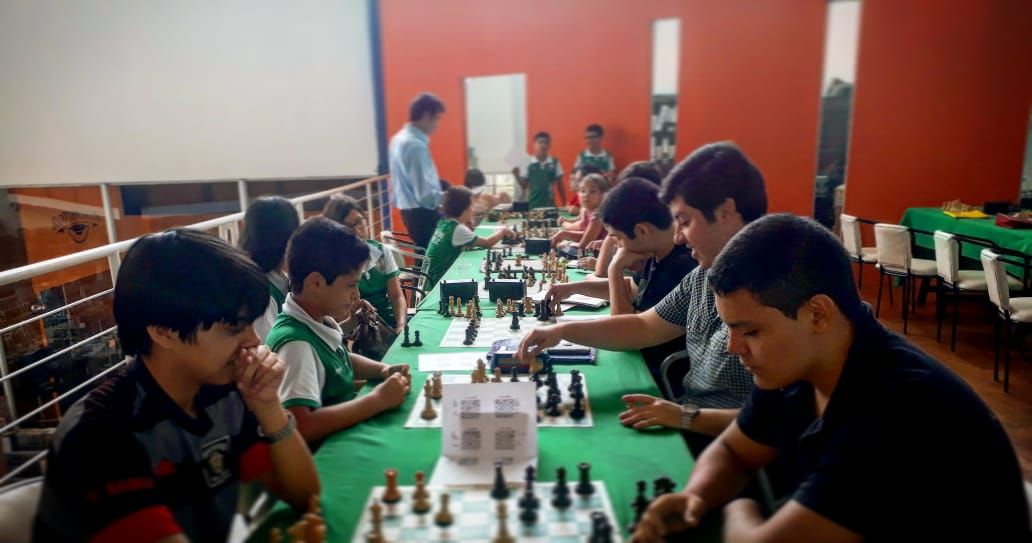 Academias promueven el ajedrez que, más que un juego, es el gimnasio de ...