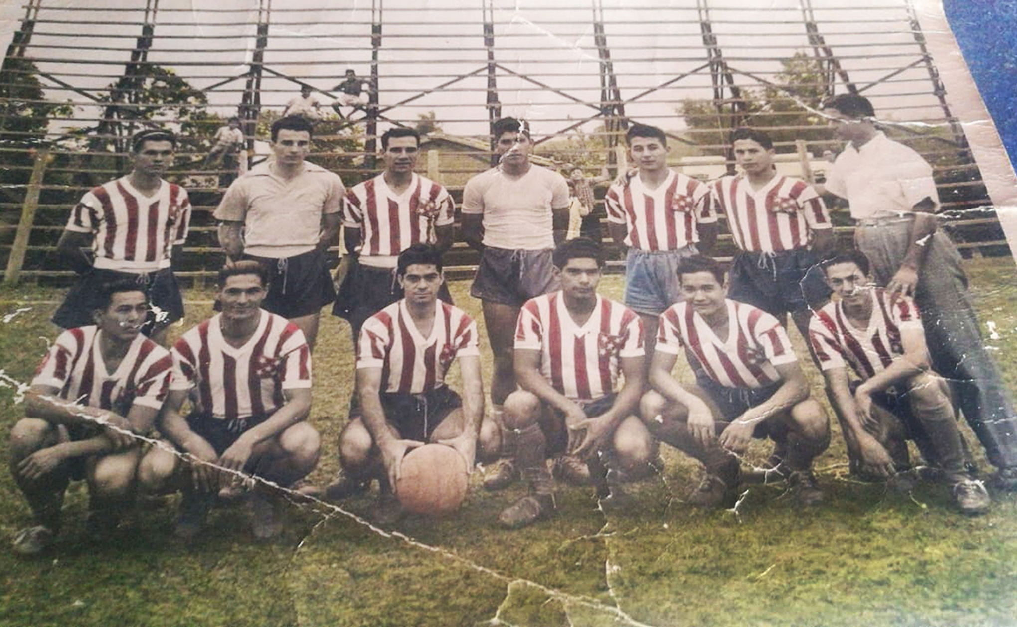 Formación del 52. Pedro Cabrera, Rubén Noceda, Cándido Duarte, Asunción Caballero, Derlis Mañotti, Gregorio Ovelar y Magín Gómez, DT (de pie). Pablo Domínguez, Hipólito Meza, Manuel Jara, Fausto Laguardia, Teobaldo Melgarejo y Rubén Melgarejo (en cuclillas).