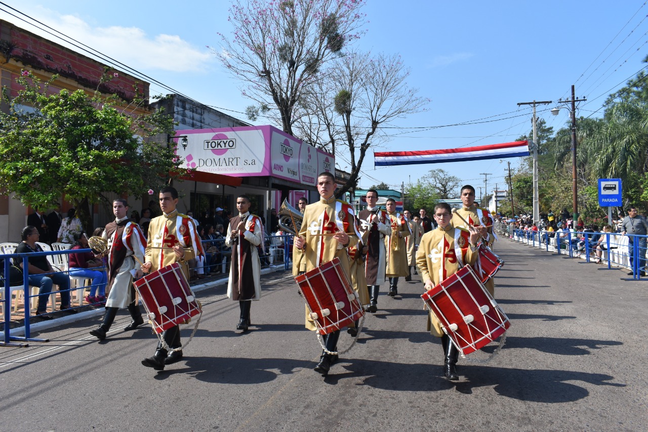 Participantes del desfile por el aniversario de la ciudad de Ypacaraí.