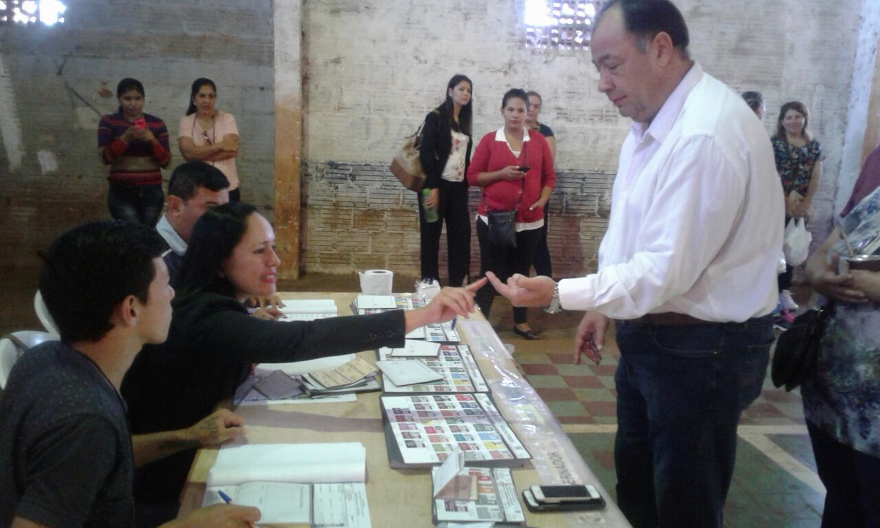 Afara madrugó y votó a las 0640 Nacionales ABC Color