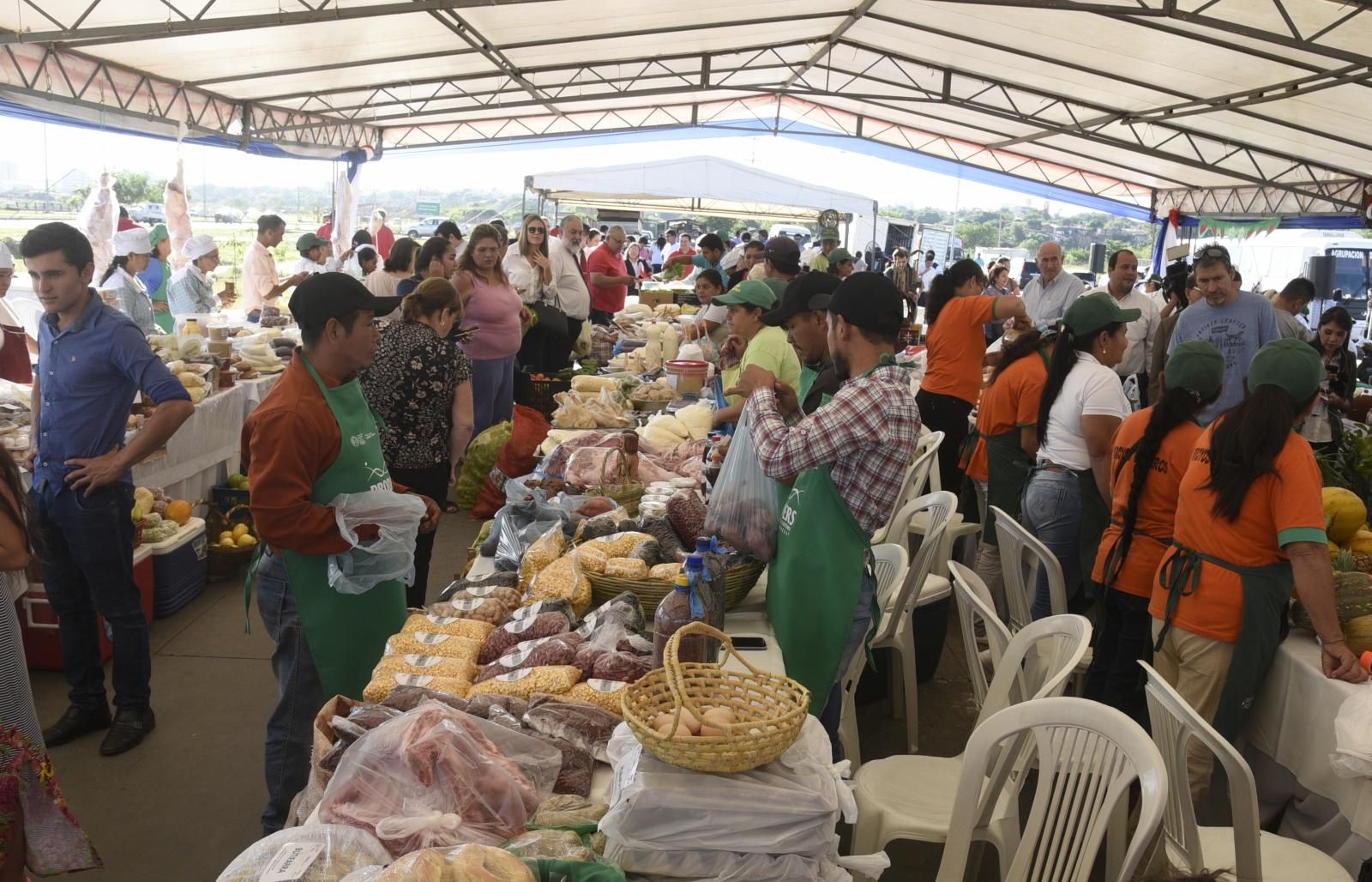 Feria de productos frescos en la Costanera Nacionales ABC Color