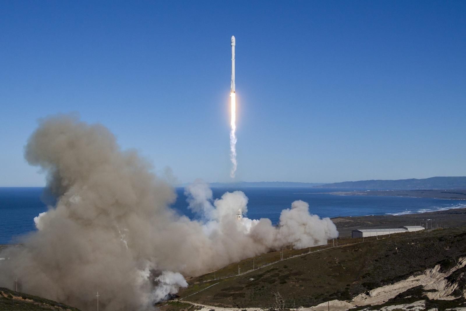 SpaceX lanza cohete con éxito por primera vez tras explosión de ...