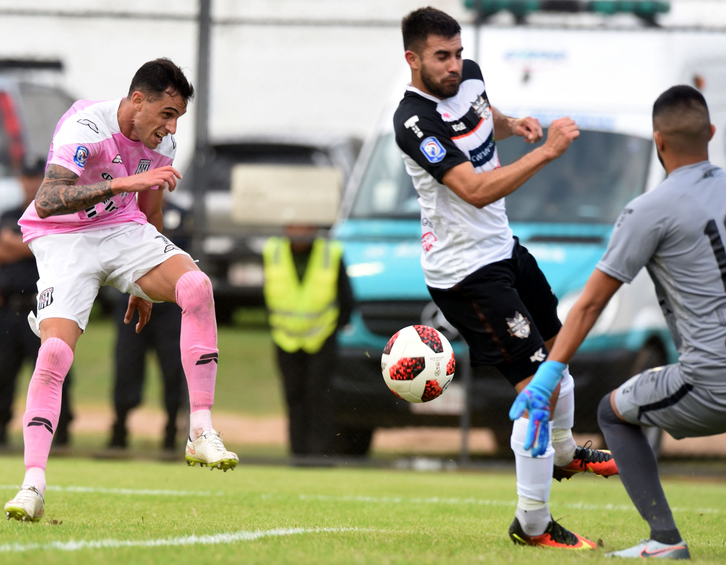 Marcos Litre remata de zurda para anotar el gol del triunfo santaniano ante General.