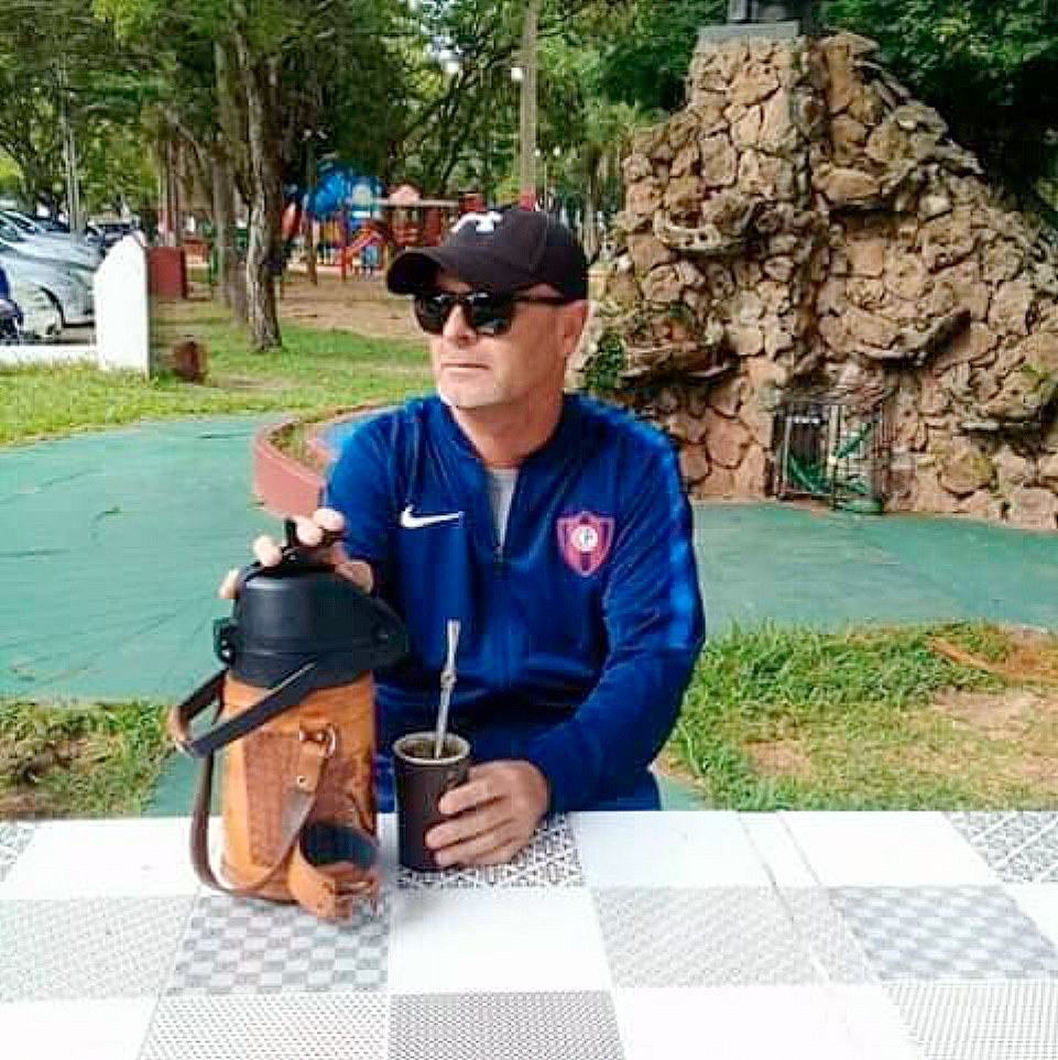 Un momento de relax de Lorenzo Carlos Ojeda, en un algún bello lugar de su ciudad natal, la querida Pilar.