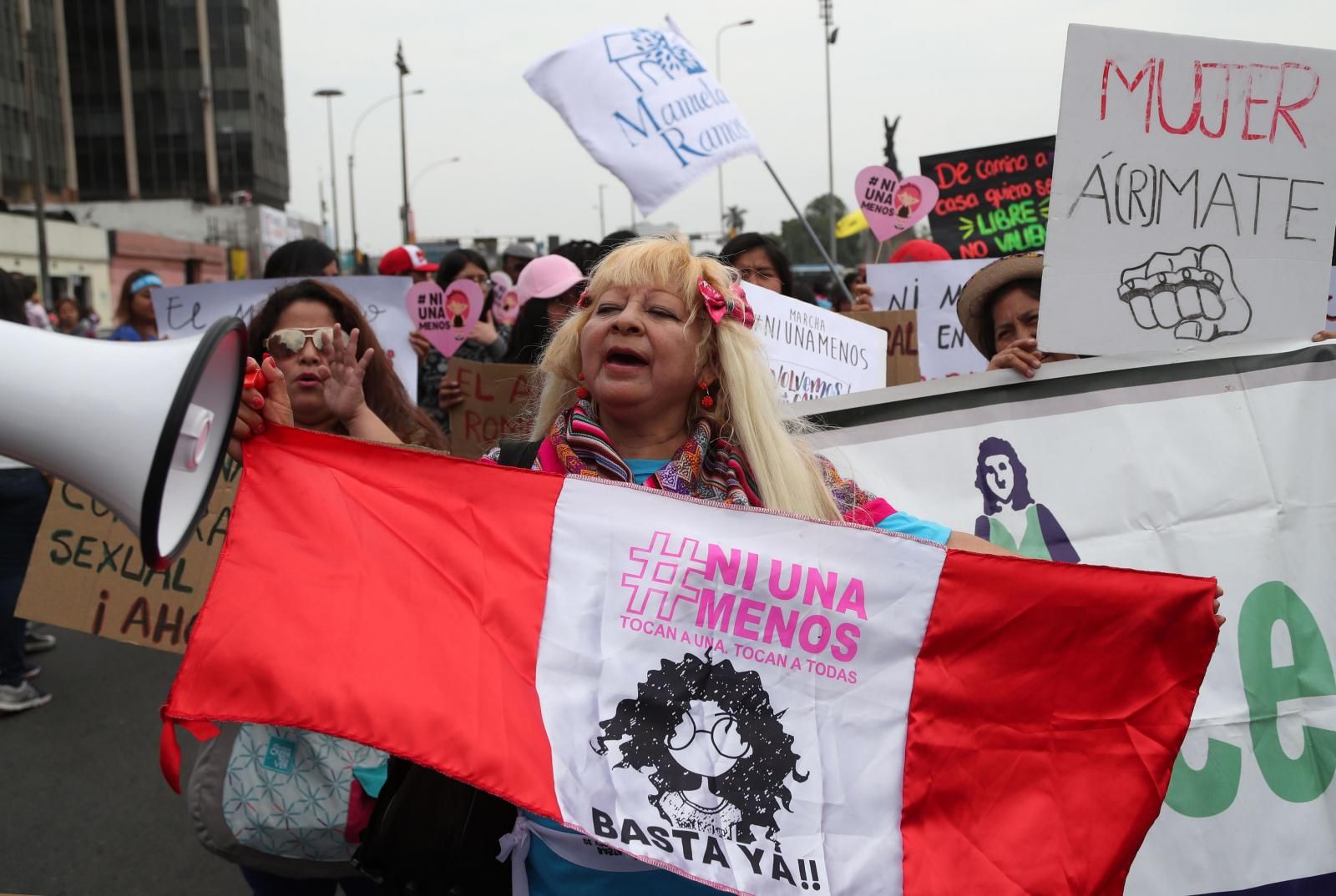 Multitudinaria marcha en Perú contra la violencia hacia la mujer ...