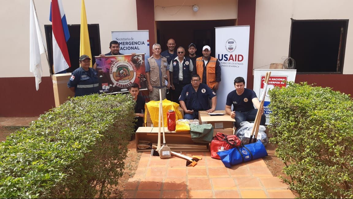 los-bomberos-de-horqueta-junto-al-representante-de-la-usaid-marcos-marn--151318000000-1847460.jpg