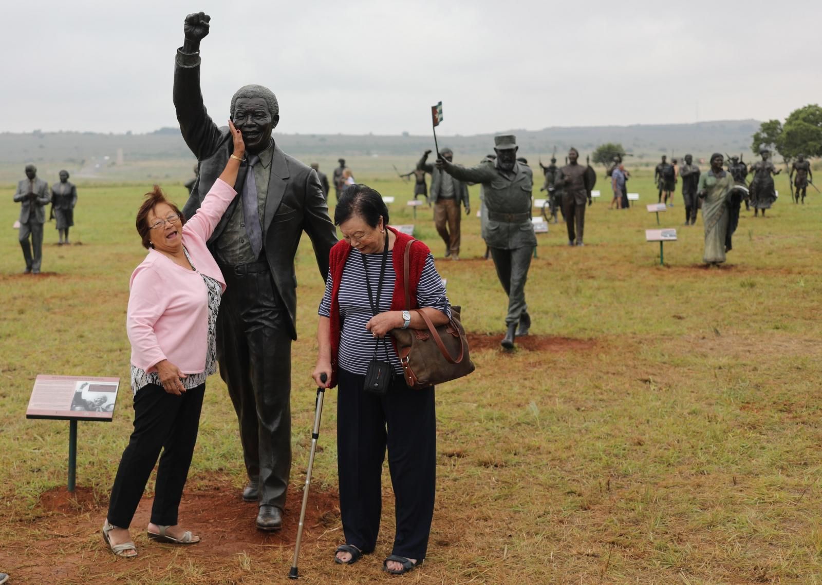 Suspenden clases en escuela sudafricana por separar a niños por razas