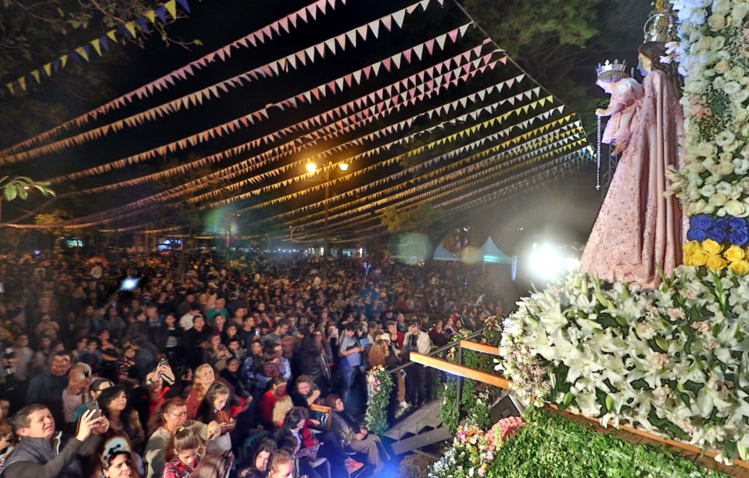 Alrededor de 5.000 personas participaron anoche de la serenata en honor a Nuestra Señora del Rosario, en  Luque. Para hoy se prevé la realización de varios actos por   la festividad.