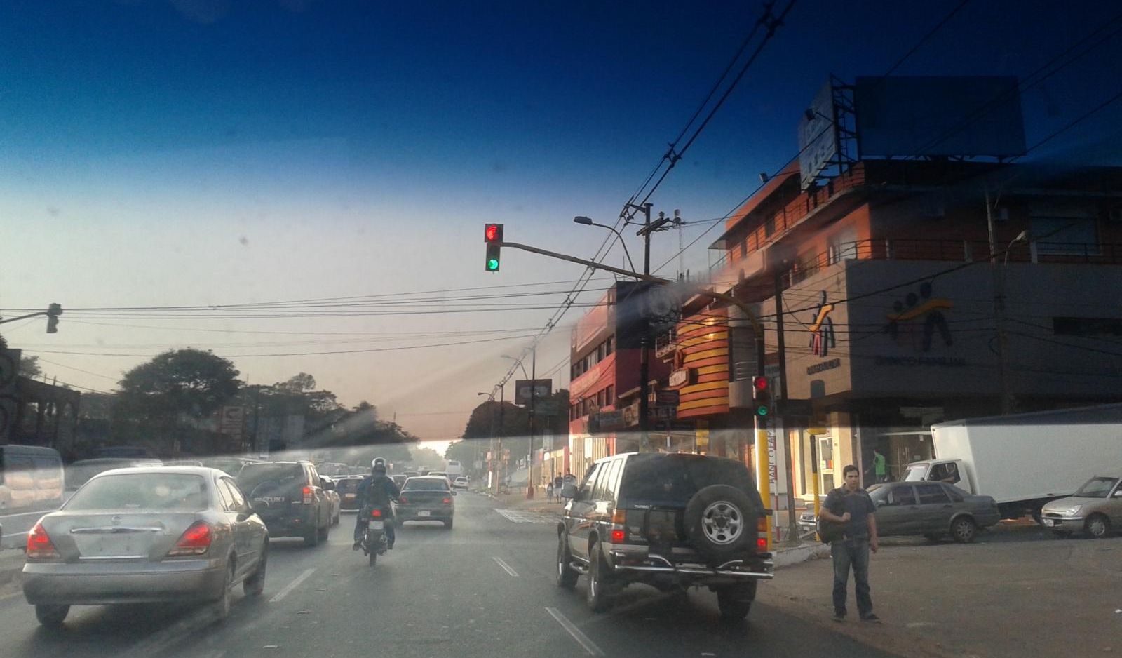 Semáforo que confunde Crónicas Ciudadanas ABC Color