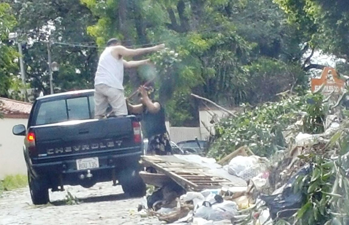 Tiró basura a la calle y lo sancionaron Nacionales ABC Color Tiró basura a la calle y lo sancionaron Nacionales ABC Color