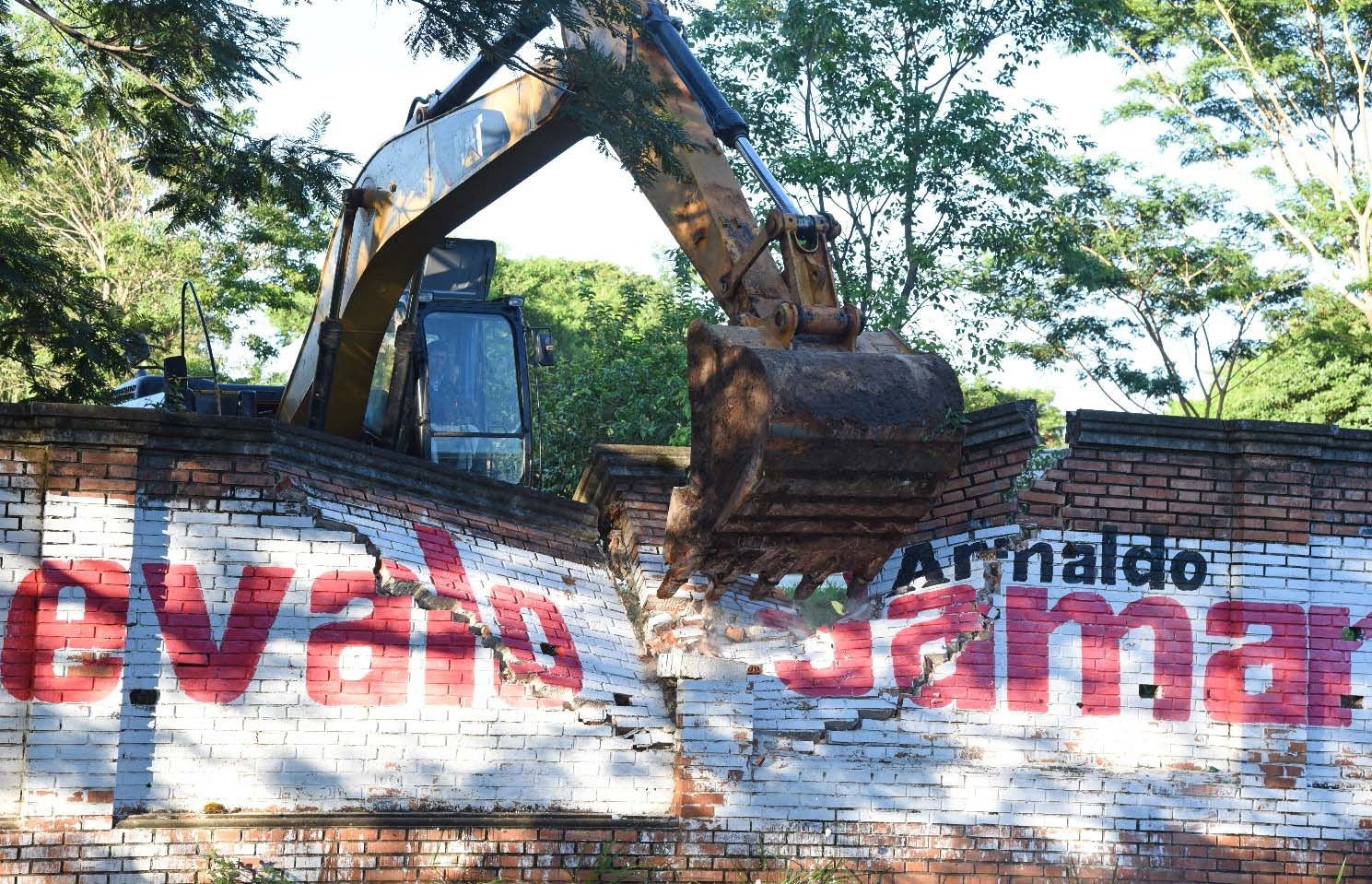 Caen los muros de la mansión Stroessner Locales ABC Color
