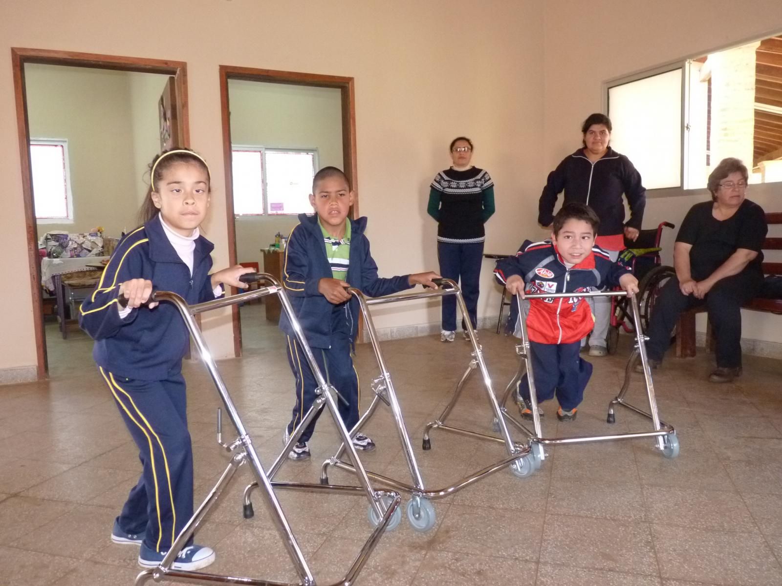 Niños con discapacidades reciben andadores Nacionales ABC Color