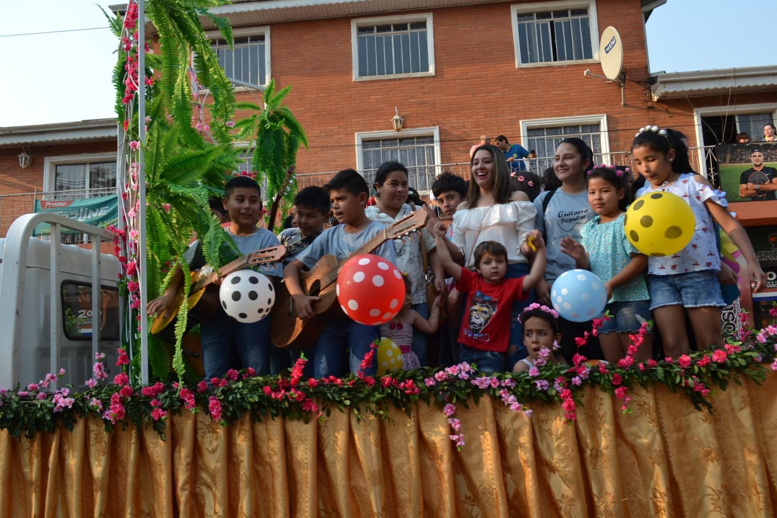 Colorido desfile de carrozas por la primavera - Nacionales - ABC Color