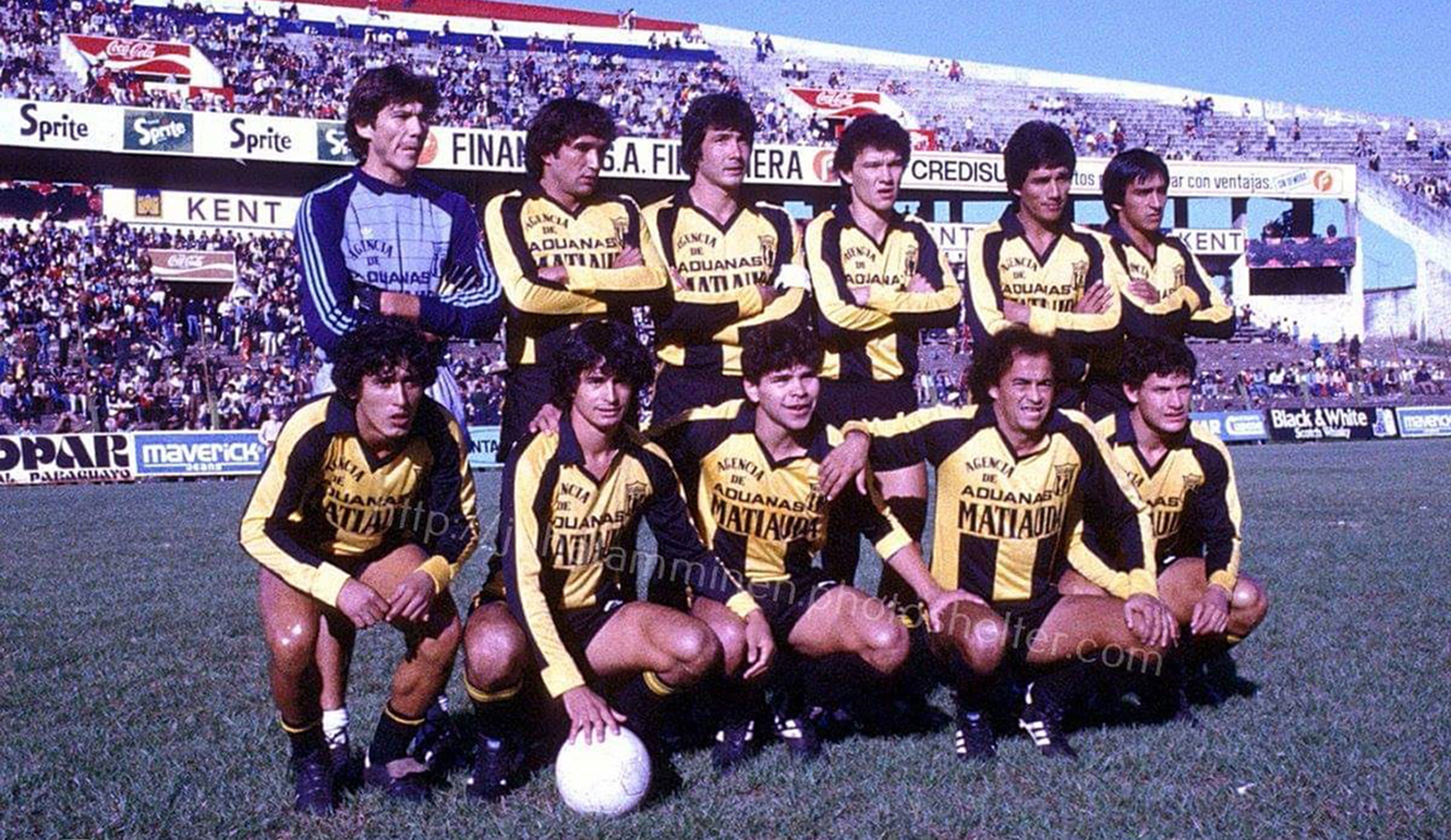 Una de las formaciones titulares del Guaraní campeón del 84. Arriba: Julián Coronel, Gerónimo Ovelar, Vladimiro Schettina, Julio César Franco,
Óscar Giménez y Virginio Cáceres. Abajo, Luis Ferreira, Marciano Rolando Chilavert, Eulalio Mora, Jorge Galarza (+) y Buenaventura Ferreira.