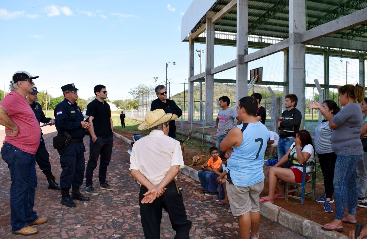 Invaden y luego exigen título al ferrocarril Economía ABC Color
