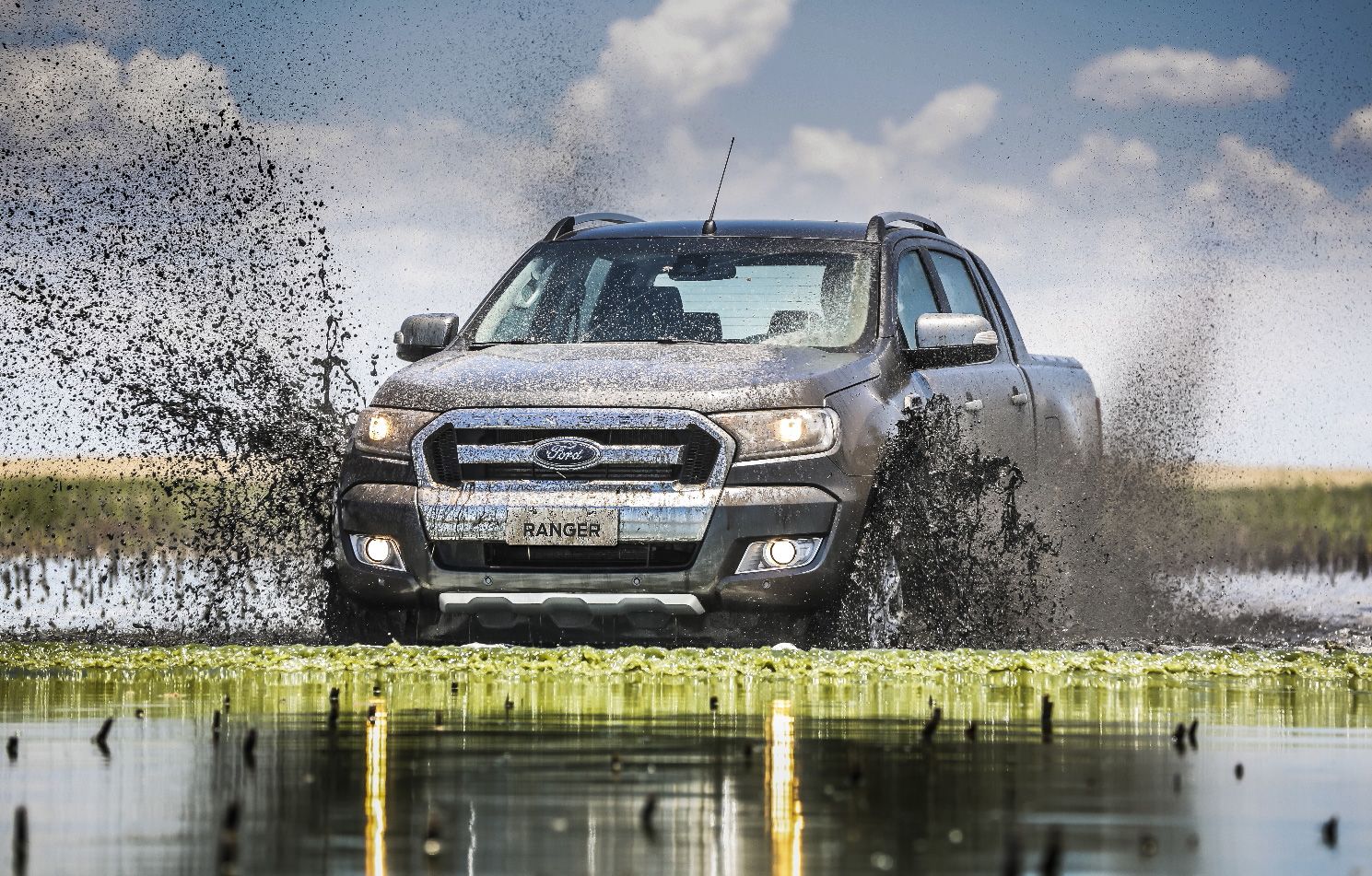 Ford presenta resistentes vehículos con la garantía de Tape Ruvicha Economía ABC Color