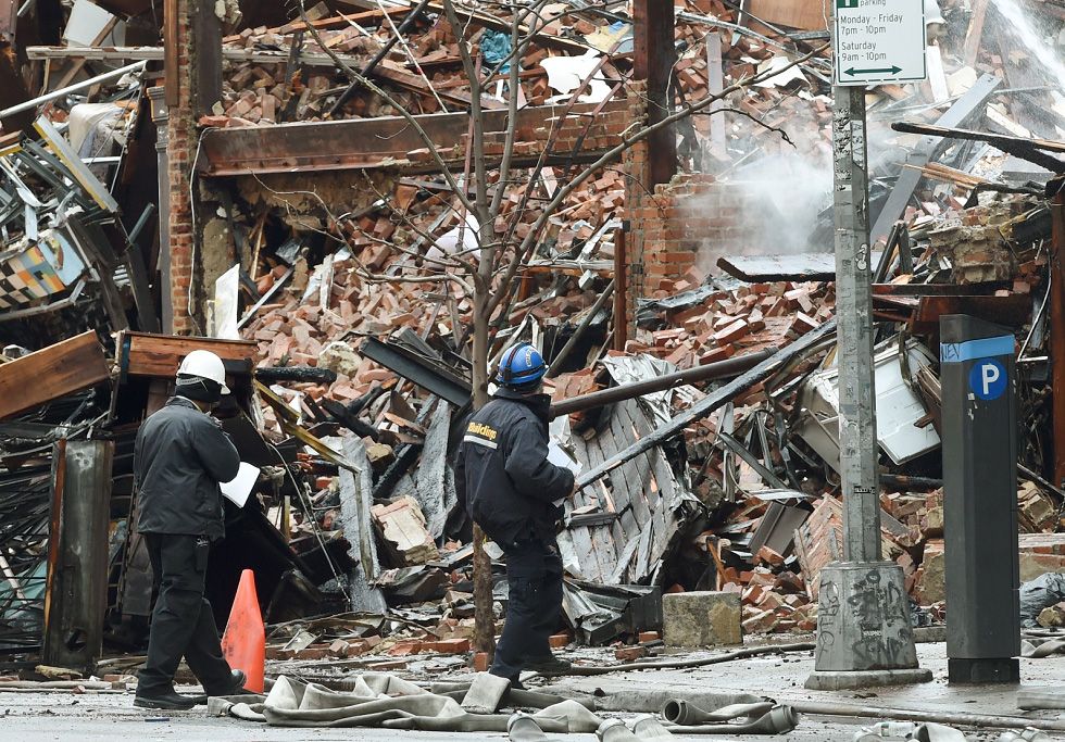 Hallan dos cuerpos en el centro del colapso de edificios en Nueva York
